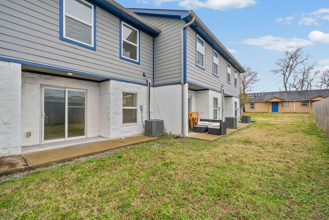 Building Photo - Spacious Rental Minutes from Downtown Nashville!