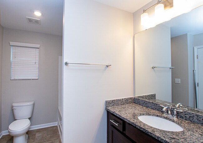 Building Photo - Stunning 3-Bedroom in Northwestern School District with Pool Access & Garage | AUGUST MOVE IN SPE...