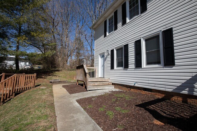 Building Photo - 3 bed 2.5 bsth