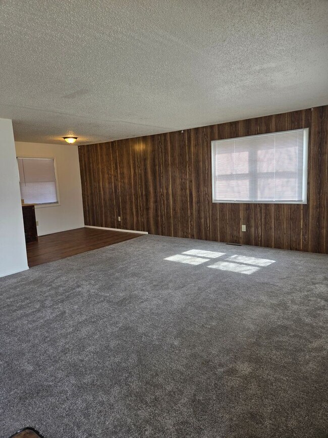 Building Photo - 318-320 N 19th Ave