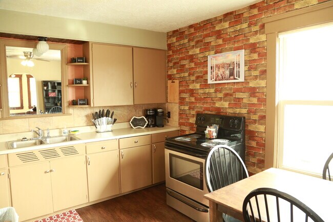 Building Photo - 545 E Buchtel Ave