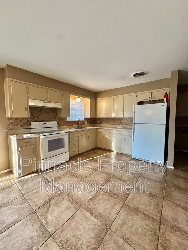 Building Photo - 247 Robin Hood Trail