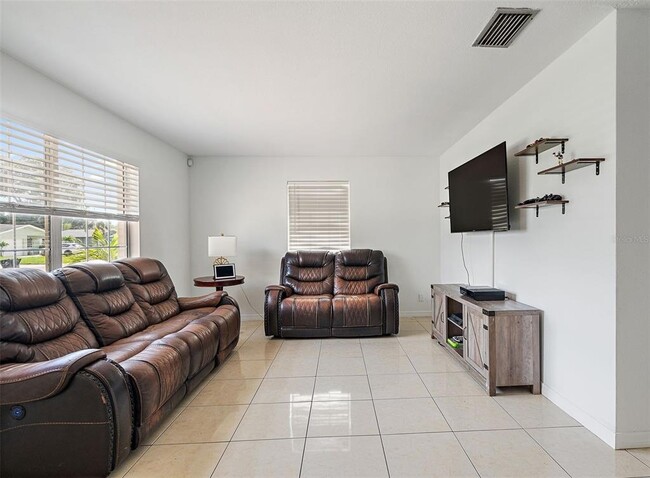 Building Photo - 5542 19th Ave N