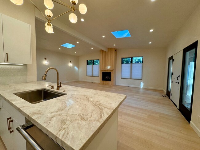 Building Photo - Exquisite Newly Remodeled 3-Bedroom Home i...