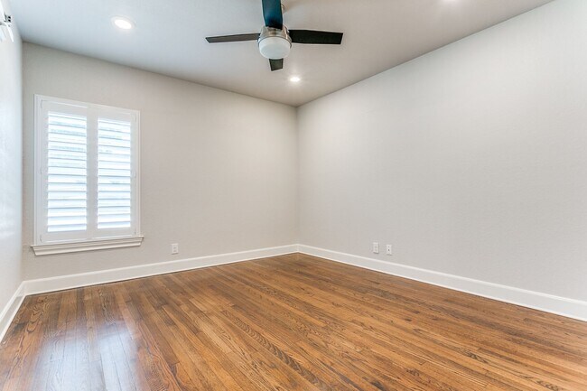 Building Photo - 488-EO