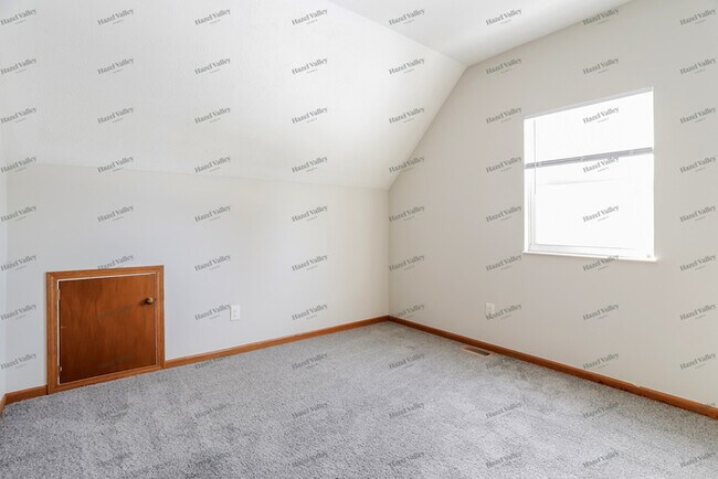 Building Photo - 522 Elaine Rd