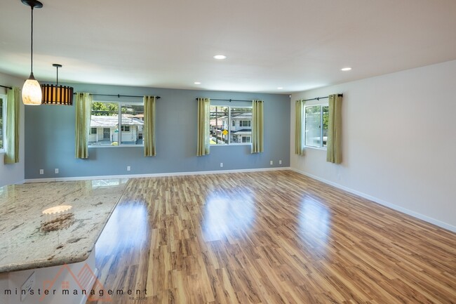 Building Photo - 2438 10th Ave