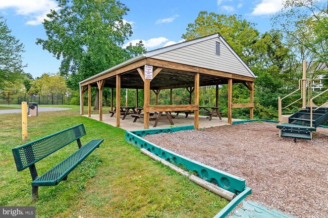 Building Photo - 689 Clearview Ave