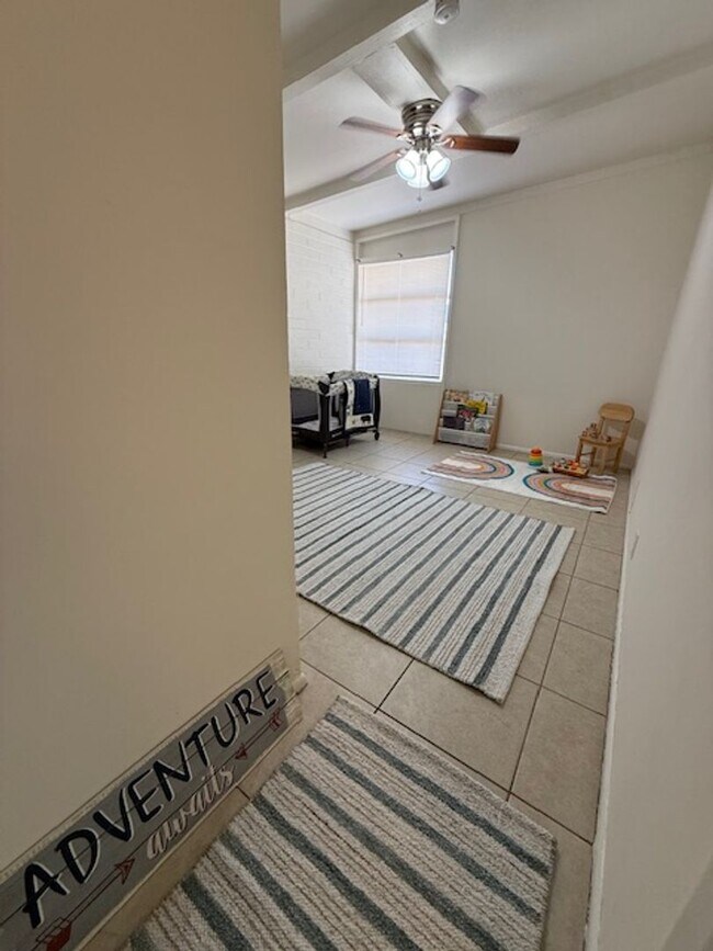 Building Photo - 2 Bed 1 Bath Spacious Apartment