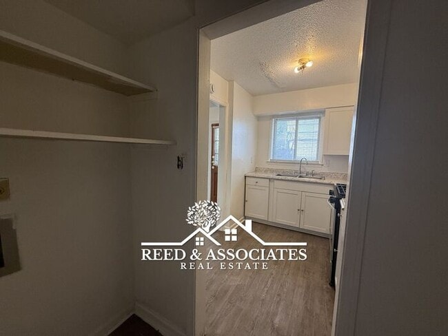 Building Photo - 2-Story Duplex Located Near UofM!