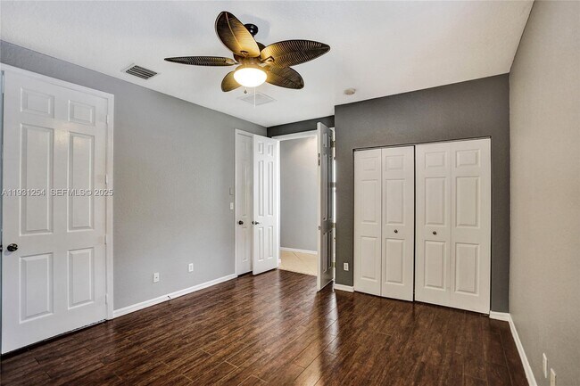 Building Photo - 2057 SE Avon Park Dr