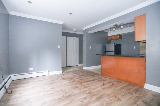 Primary Photo - 6110 N Kenmore Ave