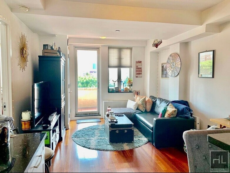 Building Photo - Rent Stabilized 1 bedroom with balcony - i...