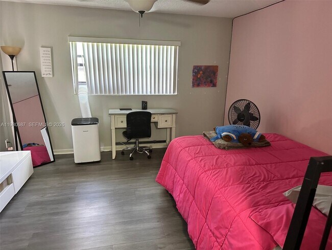 Building Photo - 10404 NW 5th Manor