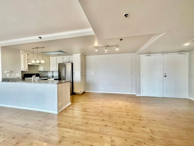 Building Photo - Stunning 2BD/2BA Condo in Downtown! With Parking and Washer/Dryer!