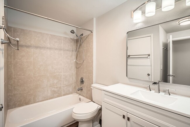 Building Photo - Updated 2 Bed Renton Ridge Condo; A Great ...