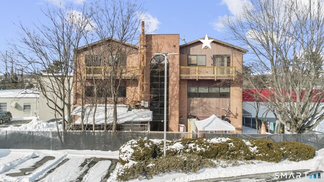 Building Photo - 937 Post Rd