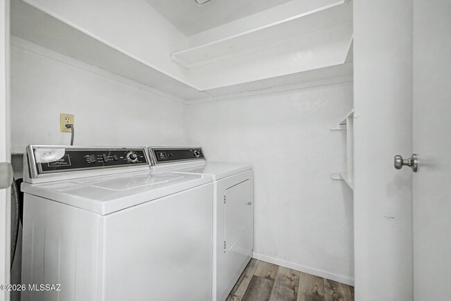 Building Photo - 5250 Woodspring Dr