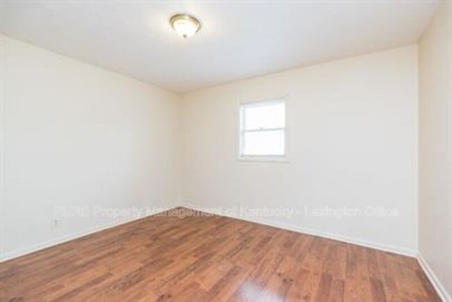 Building Photo - 233 Landings Dr