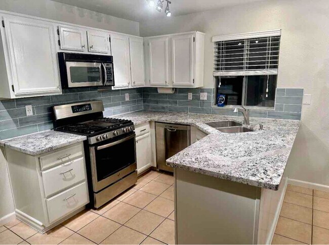 Building Photo - 2006 Haywood Dr