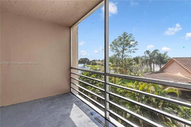 Building Photo - 9470 Live Oak Pl