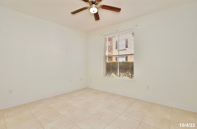 Building Photo - Beautiful 3/2 Spacious Condo with Lawn Car...