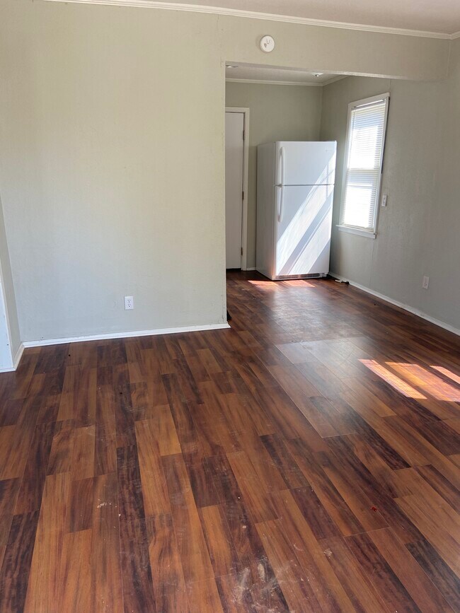 Building Photo - 1305 State St