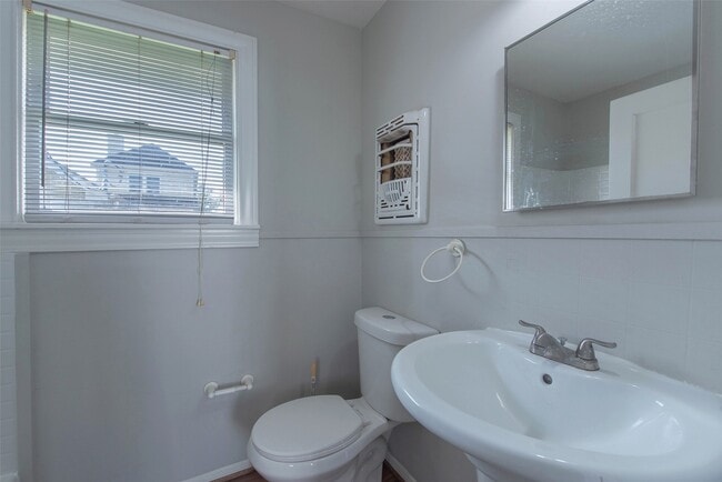 Building Photo - 128 E 23rd St