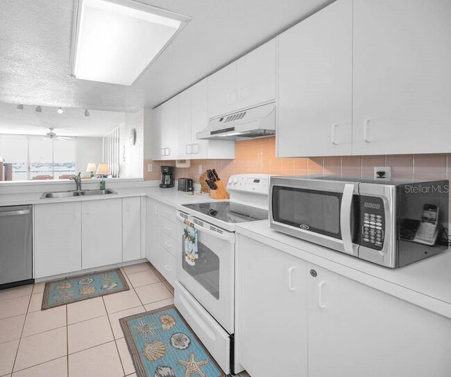 Building Photo - 6085 Bahia Del Mar Cir N