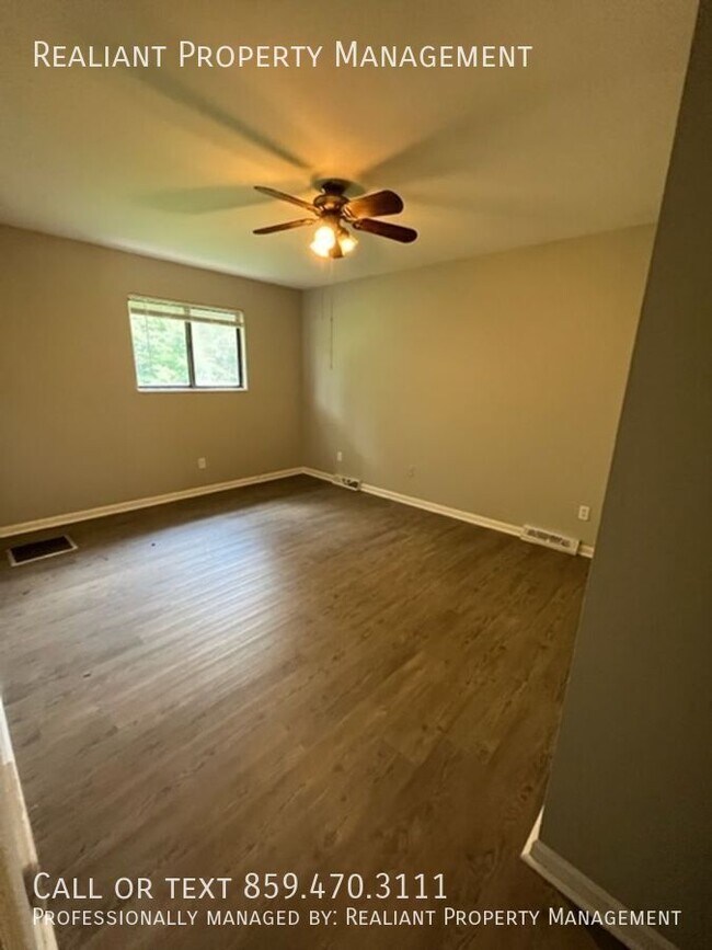 Building Photo - 487 Whispering Hills Dr