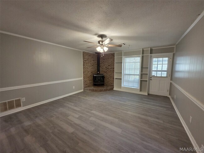 Building Photo - 744 Ledyard Pl