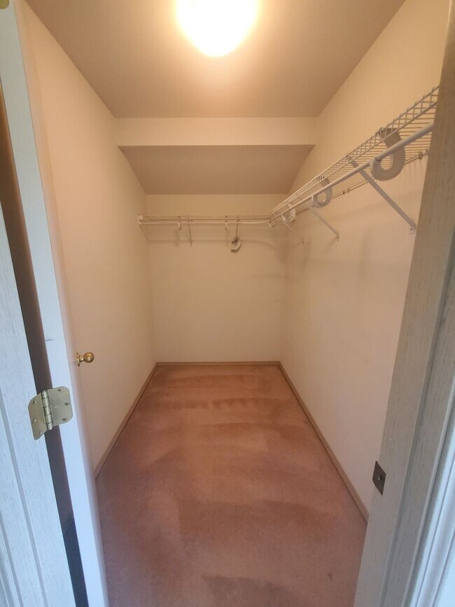 Building Photo - Bright 4BD/2.5BTH Lynnwood Home with Vault...