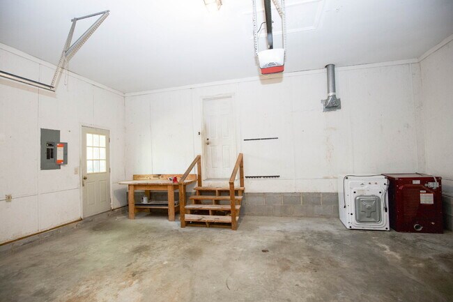Building Photo - 50 Surry Cir N