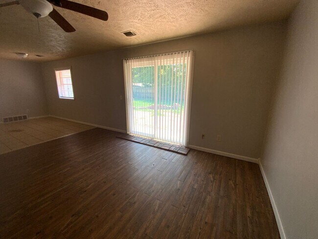 Building Photo - 2800 N Rockwell Ave