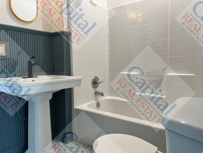 Building Photo - Charming 3 Bedroom