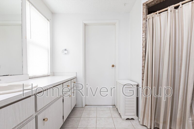 Building Photo - 6860 Kenwood Dr