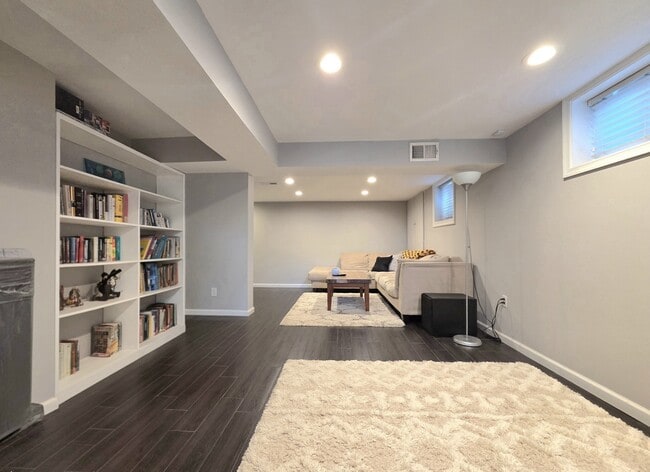 Building Photo - 108 N Gladden St