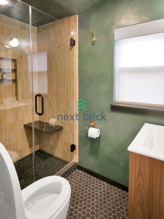 Building Photo - A beautiful 3 bed and 2 bathroom house for rent