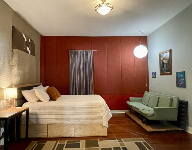 Front bedroom with queen bed - 505 Humes Ave NE