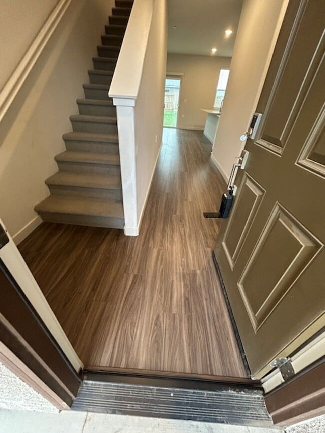 Building Photo - Newer 5 Bedroom 3 Bathroom in Tulare!