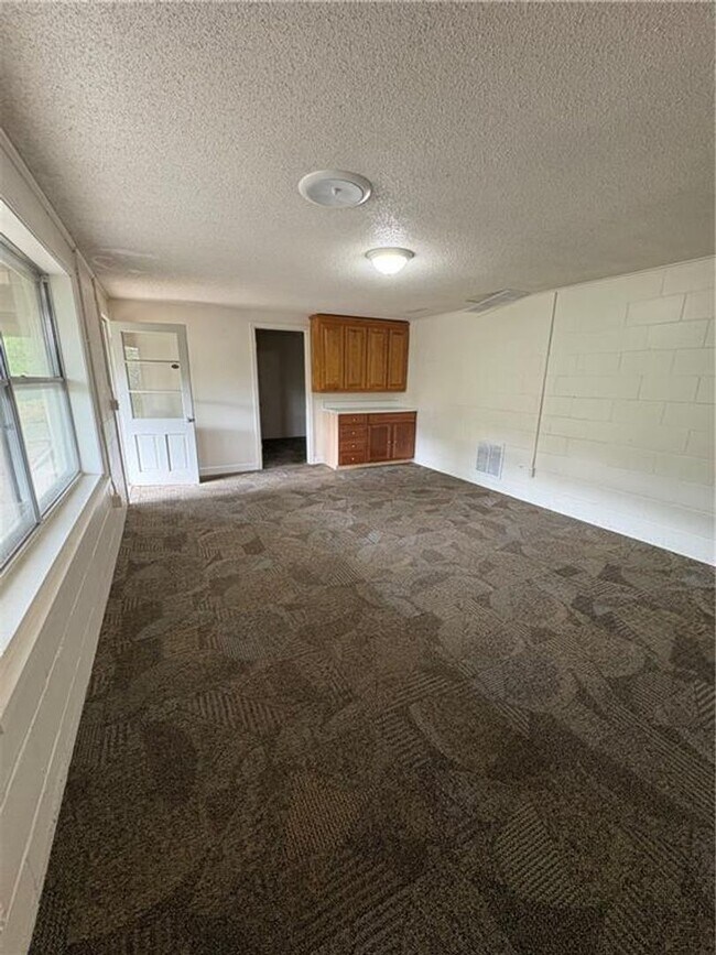 Building Photo - Spacious 4 bedroom, 2.5  bath house near B...