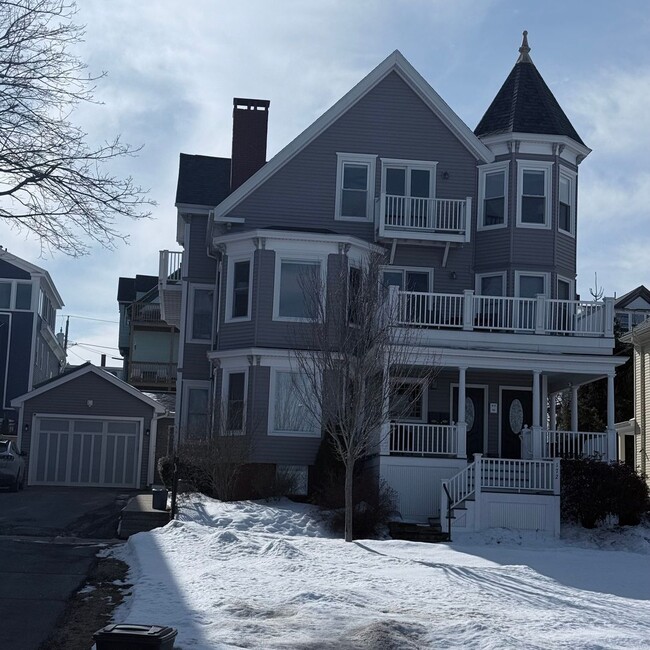 Building Photo - Luxury 2BR/2BA on Eastern Prom – Walk to Waterfront