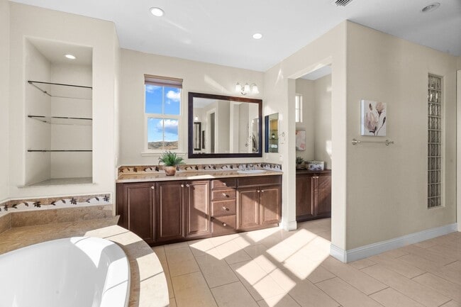 Building Photo - HILLTOP CORNER HOME WITH GORGEOUS VIEWS