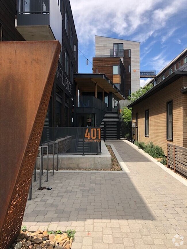 Building Photo - 2 Bedroom Condo in the Confluence!