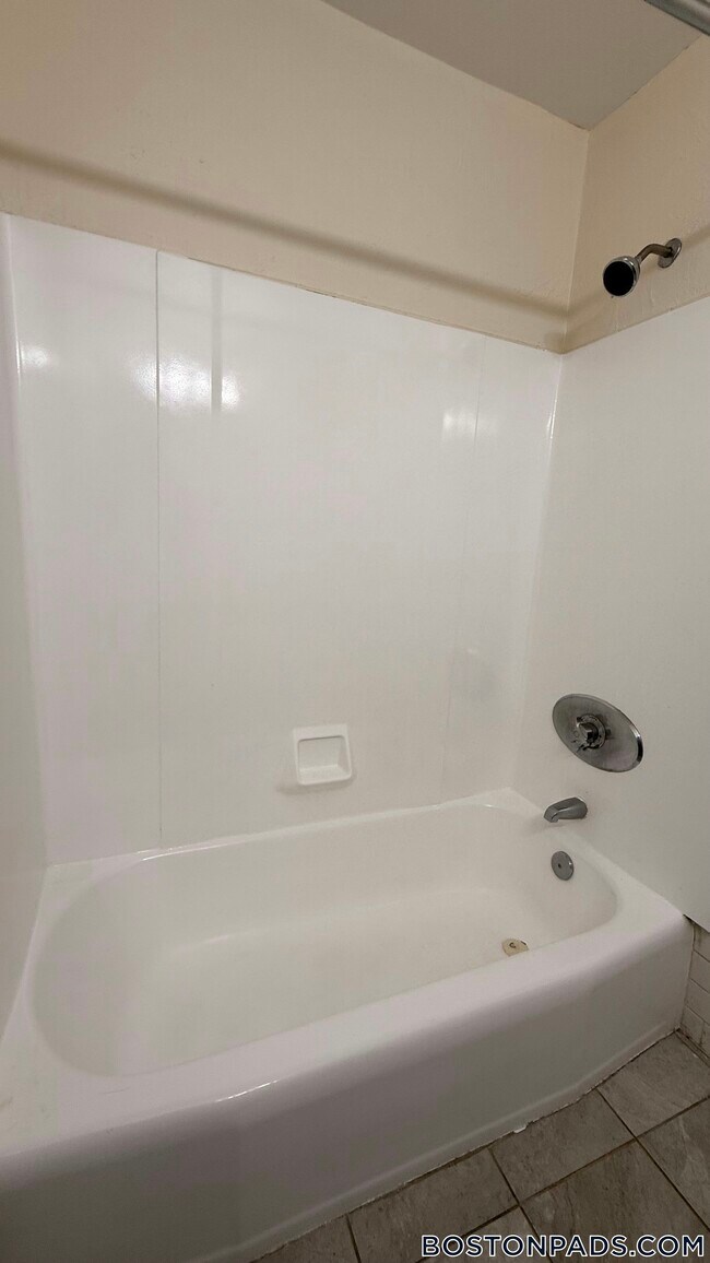 Building Photo - 12 Westgate Dr