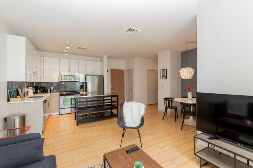 Building Photo - 320 D St