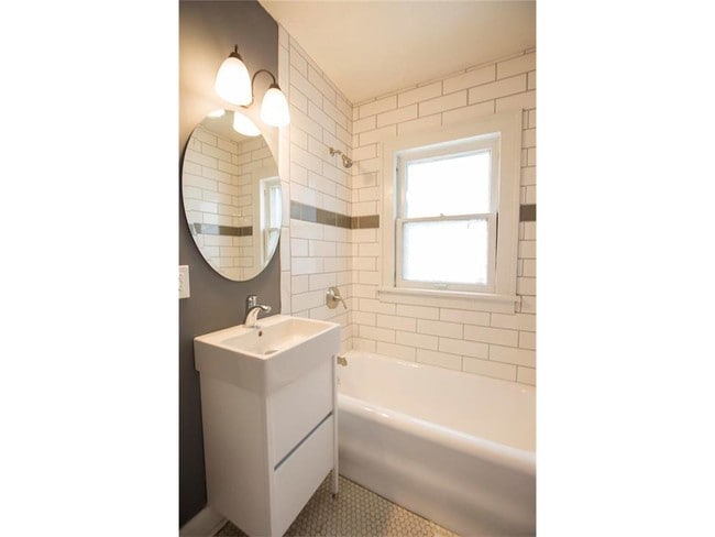 Building Photo - 5919 Kenwood Ave