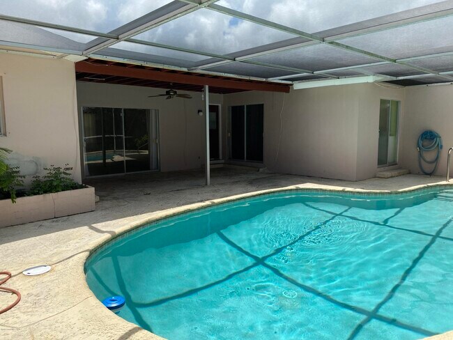 Building Photo - 466 Gateway Dr