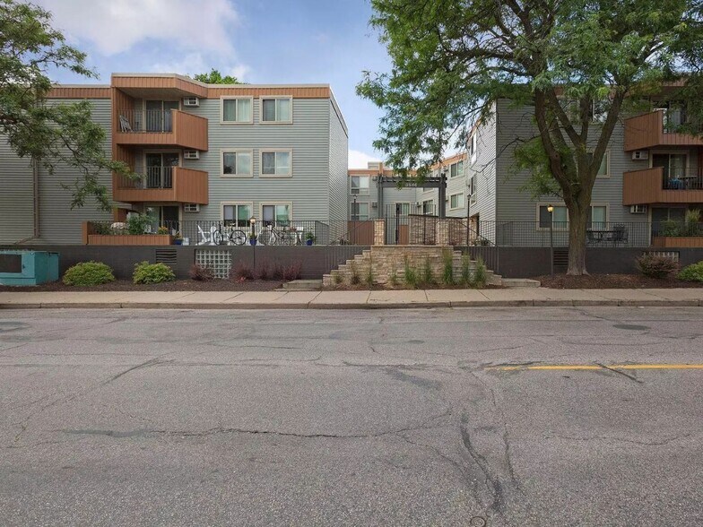 Building Photo - 3540 Hennepin Ave