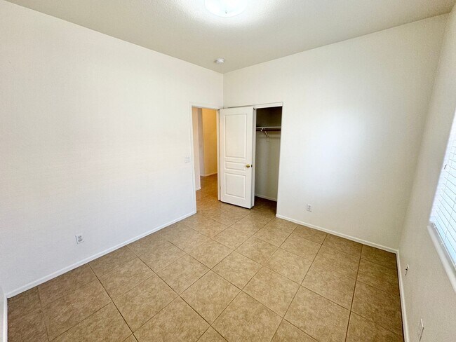 Building Photo - 4 Bedroom/2 Bath Single Level Home In Avondale! Golf Course Lot